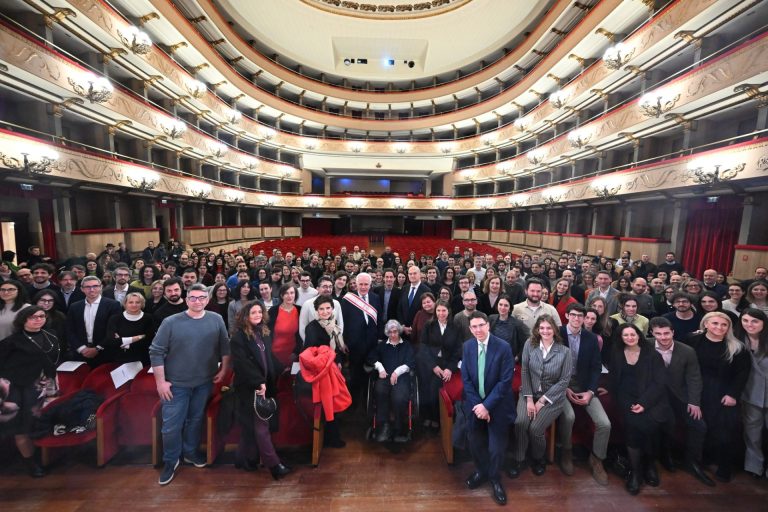 Folla di neoassunti in Regione. Giani dà il benvenuto in teatro