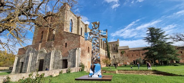 Giubileo di luce illumina San Galgano: le sculture di Xhixha, simbiosi tra spazio e riflesso
