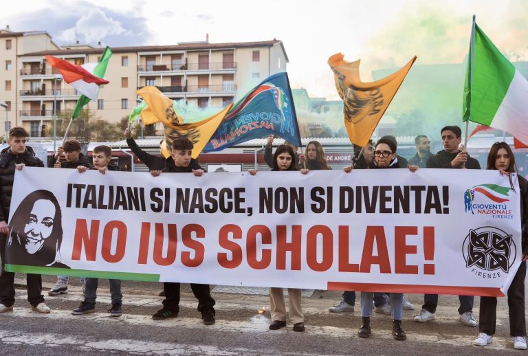 Ius Scholae, protesta della destra giovanile a Firenze: la sindaca Funaro nel mirino (e nello striscione)