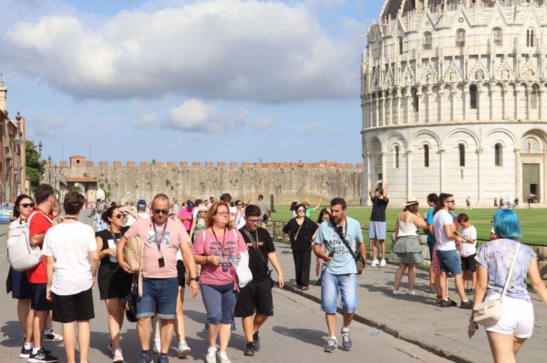 Turismo, Pisa ride con 2,1 milioni di presenze (+7,6%), il 59% sono stranieri. “Meta sempre più internazionale”