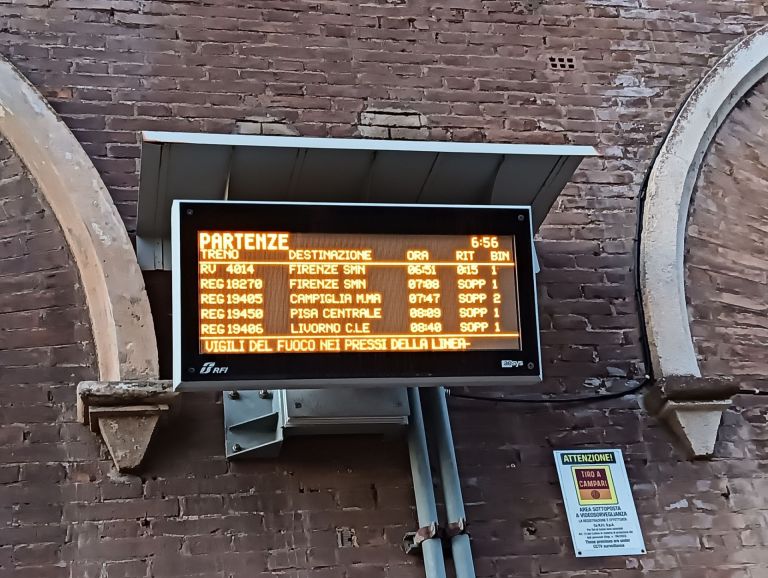 Un incendio blocca la circolazione dei treni tra Pisa e Roma: situazione ritornata alla normalità nel primo pomeriggio