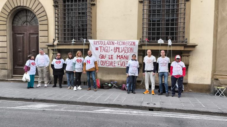 “Basta tagli all’ospedale di Volterra”, la manifestazione sotto il Consiglio regionale