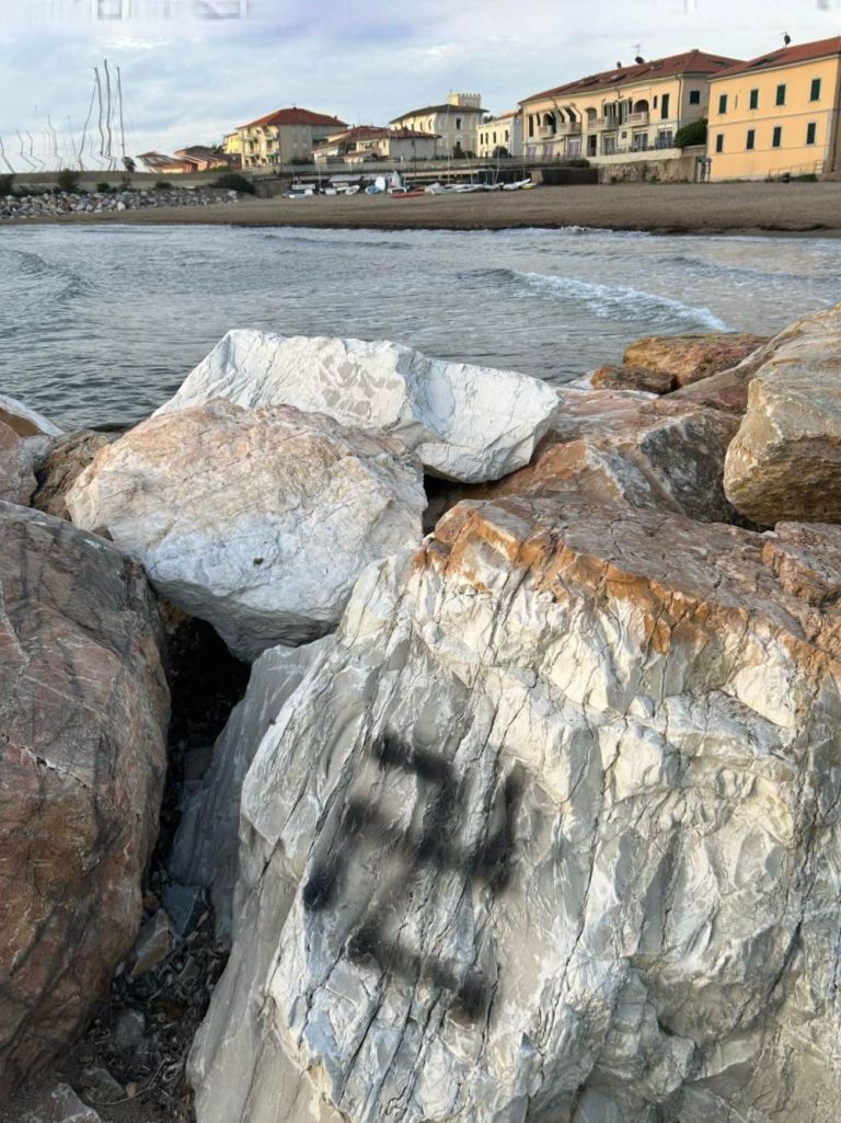 San Vincenzo, una svastica sugli scogli alla vigilia del 25 aprile