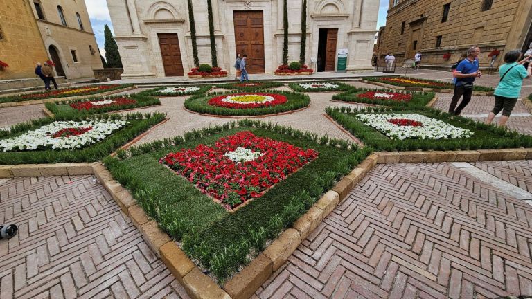 Pienza e i Fiori”: torna la mostra-mercato floreale nel cuore della Val d’Orcia