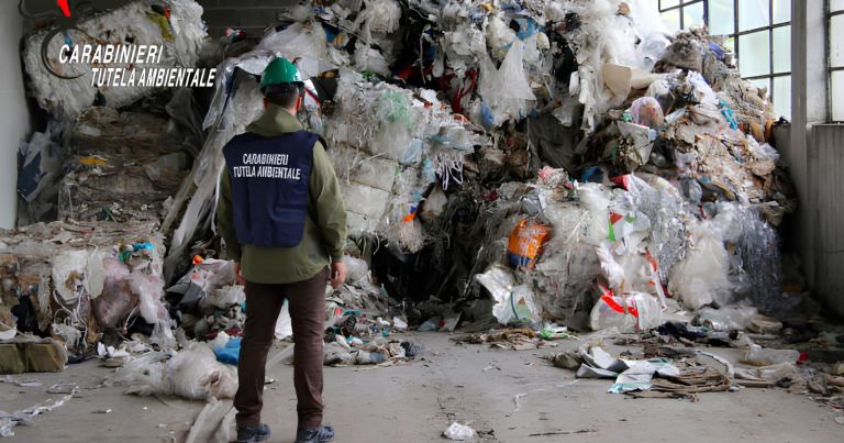 Pistoia, sequestrata discarica abusiva: cinque gli indagati per traffico di rifiuti