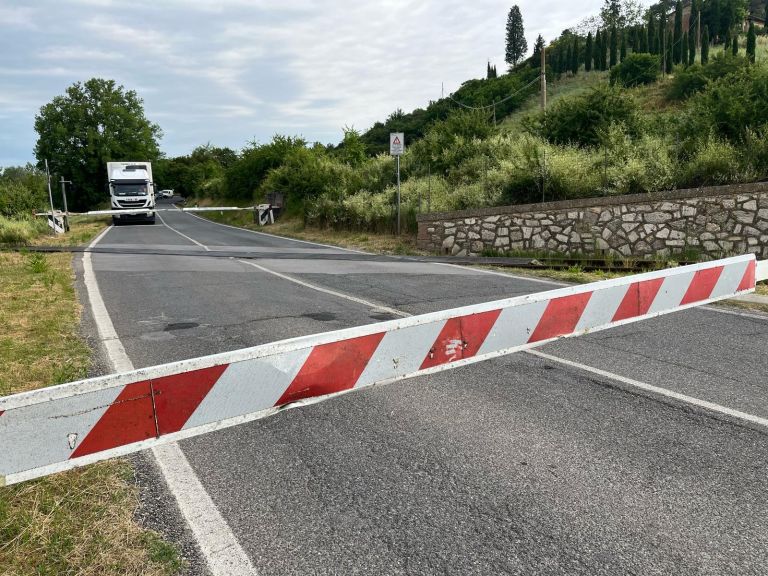 Cassia. Un pirata della strada travolge le sbarre del passaggio a livello