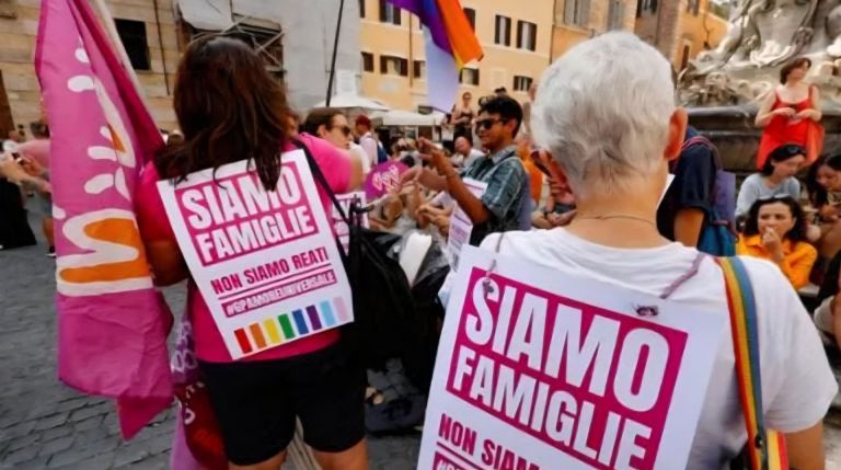 Entrambi le madri possono riconoscere il figlio alla nascita: dichiarato incostituzionale il divieto. Il caso sollevato dal Tribunale di Lucca