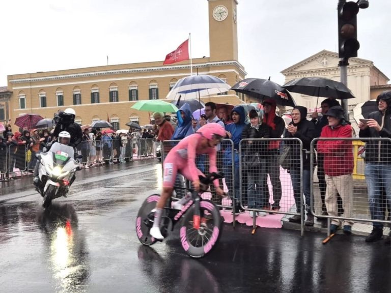 Giro d’Italia. La crono di Pisa a Hole. Del Toro resta in rosa ma Roglic si fa sotto