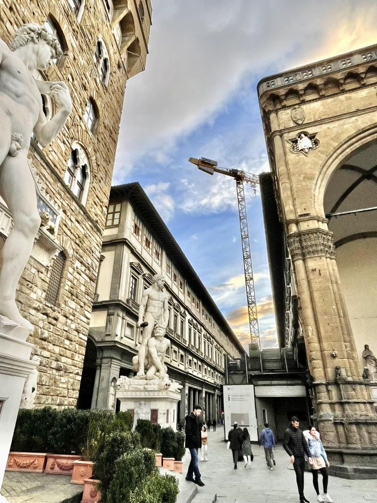 Uffizi, a distanza di quasi 20 anni la gru sarà rimossa. Verde: “Entro 50 giorni il piazzale sarà libero”