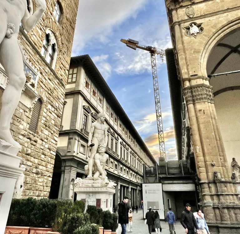 Uffizi, a distanza di quasi 20 anni la gru sarà rimossa. Verde: “Entro 50 giorni il piazzale sarà libero”