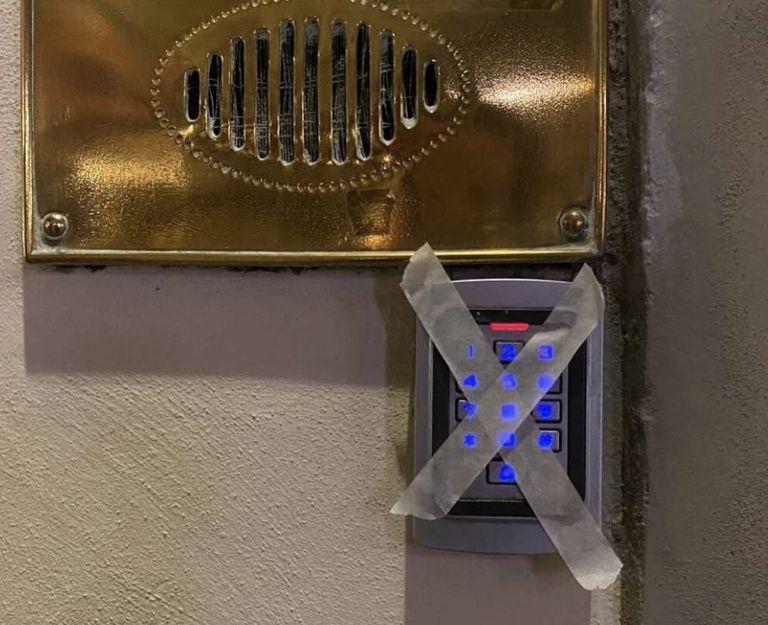 Firenze, nuovi danneggiamenti alle targhe Cin per gli affitti brevi. I proprietari: “Così si favoriscono le pratiche illegali”