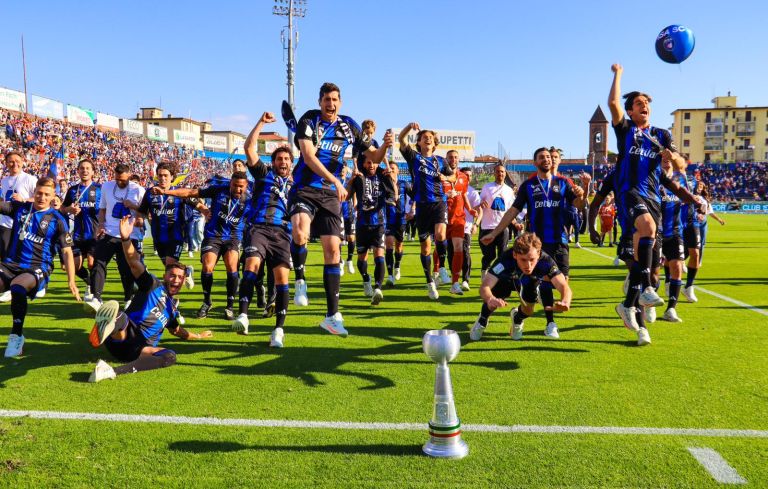 Calcio, Pisa festa in strada e in Comune per la promozione in serie A