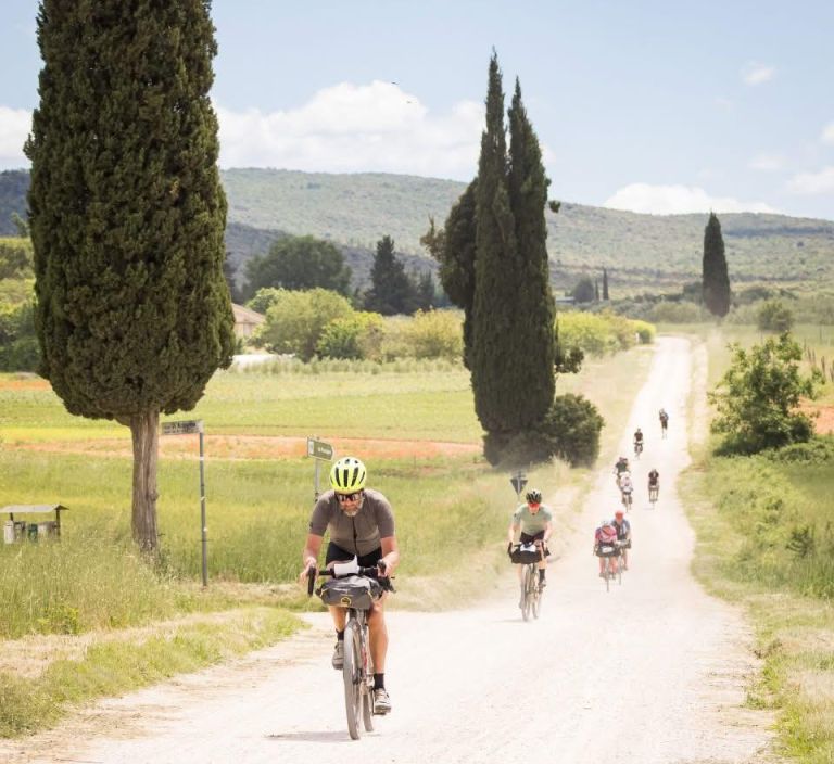 Tuscany trail. In seimila pedalano tra la Val di Cornia, la Valdicecina e la Valdelsa. In Toscana l’evento bikepacking più grande al mondo