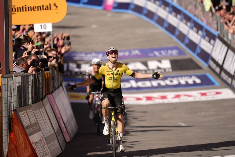 Van Aert trionfa a Siena. Del Toro in rosa nella storia