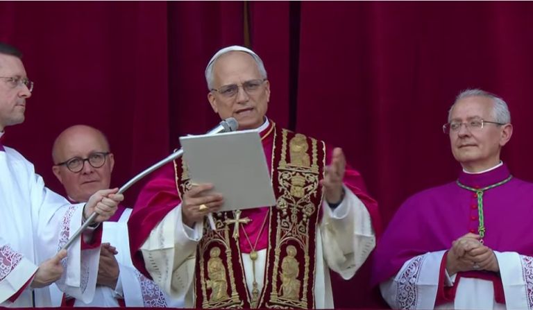 Leone XIV: “Aiutateci voi a costruire ponti. Il male non prevarrà”. Le prime parole del pontefice