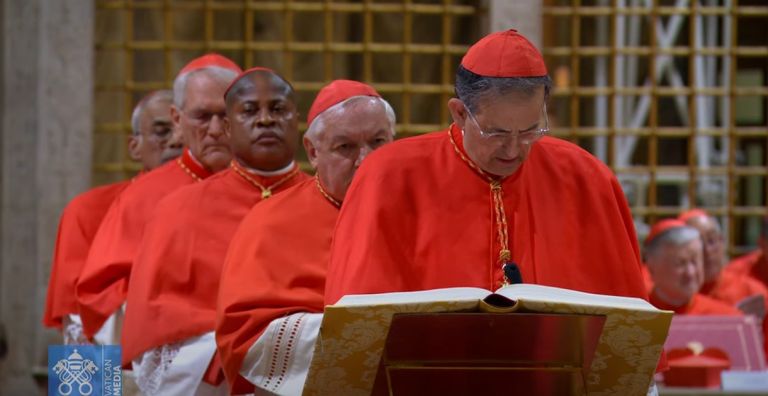 Conclave al via. Attesa per la fumata. Sfilano i cardinali. Betori e Lojudice giurano fedeltà e segretezza