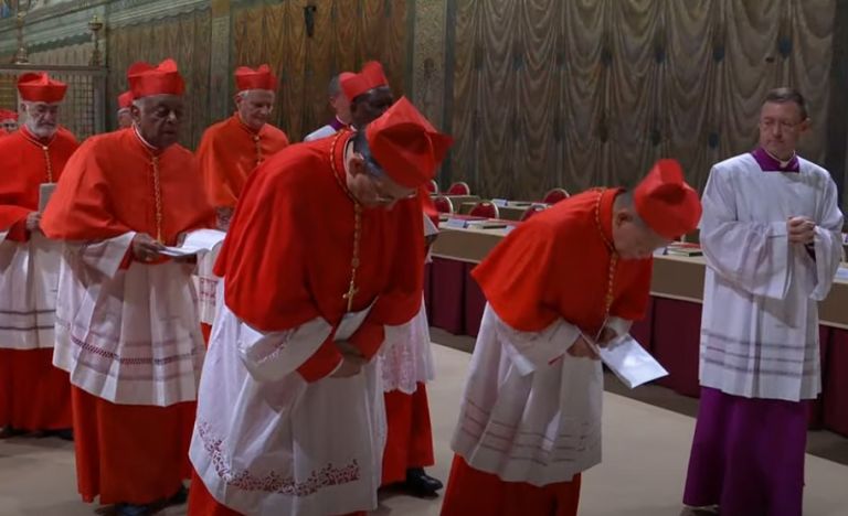 I cardinali in conclave. Quattro votazioni due le fumate nella seconda giornata