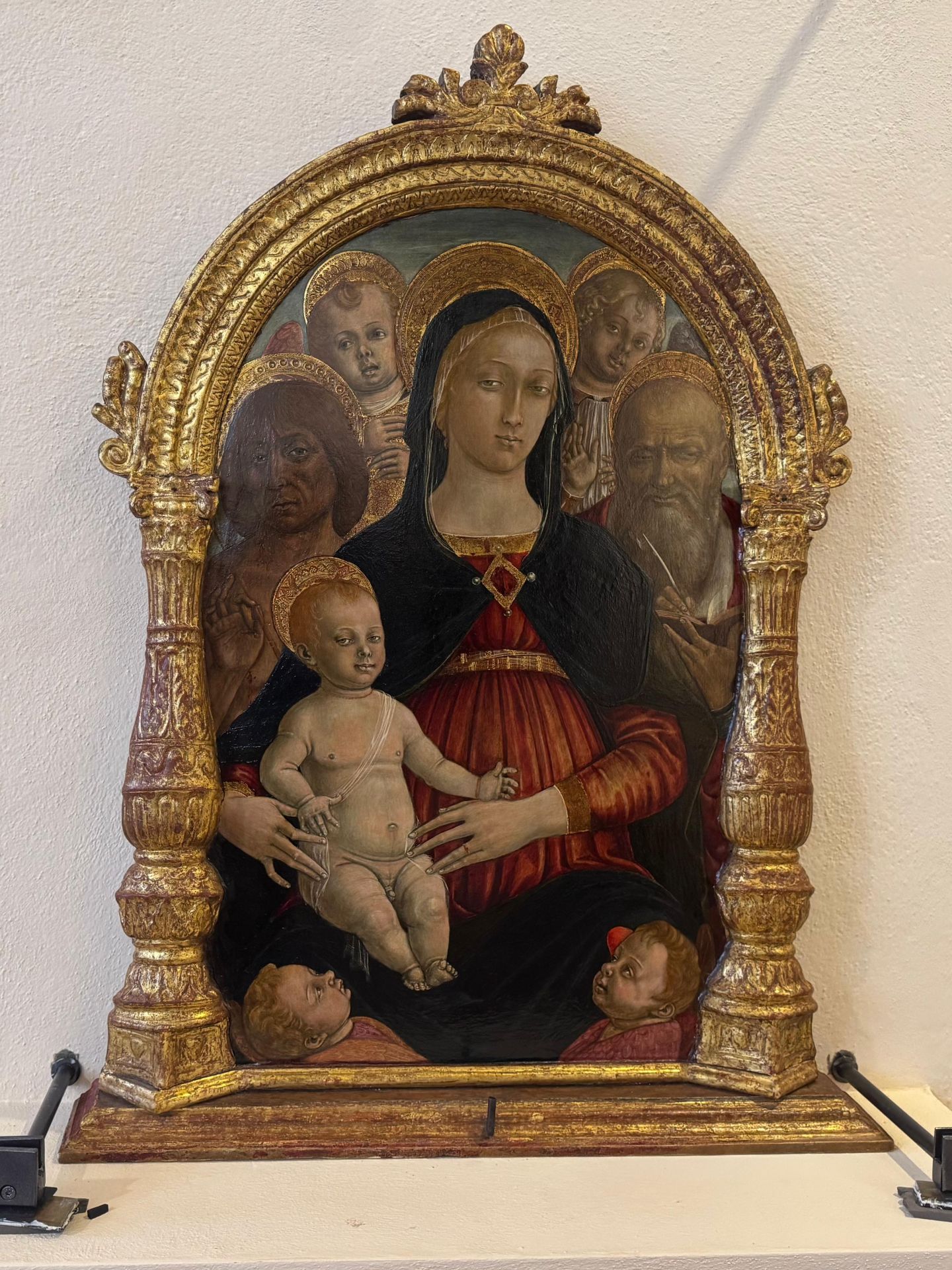 Madonna col Bambino, i Santi Sebastiano e Giovanni Evangelista e quattro angeli