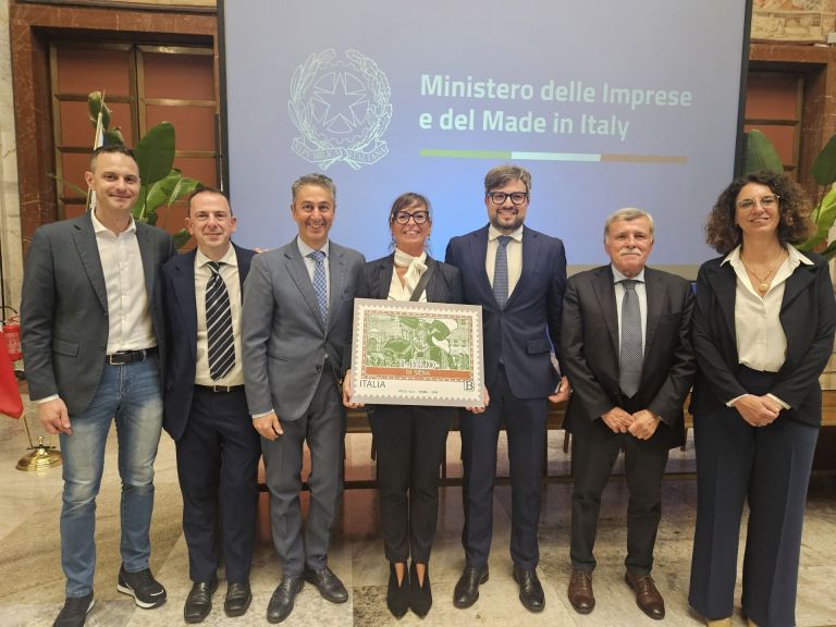 Presentati a Roma i francobolli dedicati al Palio di Siena e alla Giostra del Saracino di Arezzo
