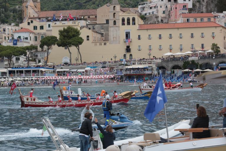 Genova si aggiudica la 70° Regata delle Antiche Repubbliche Marinare. Pisa terza dopo un testa a testa con i padroni di casa di Amalfi