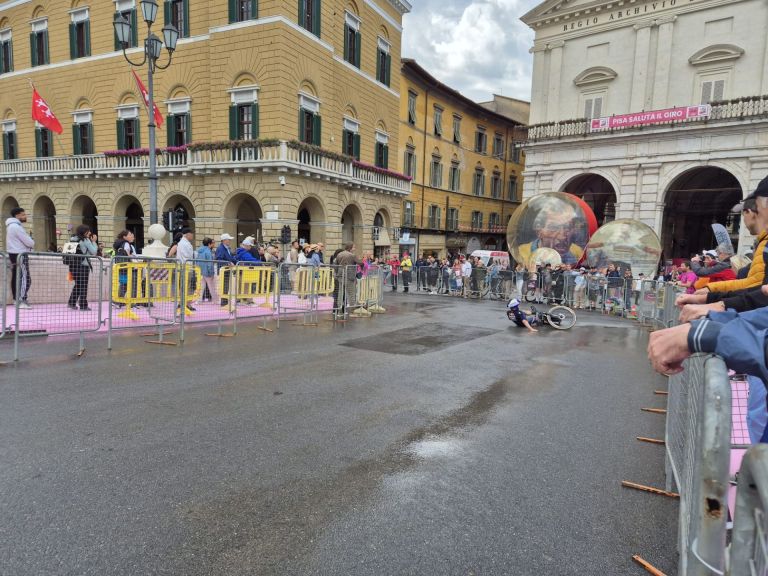 Giro d’Italia. La caduta di Primoz Roglic durante la ricognizione della crono