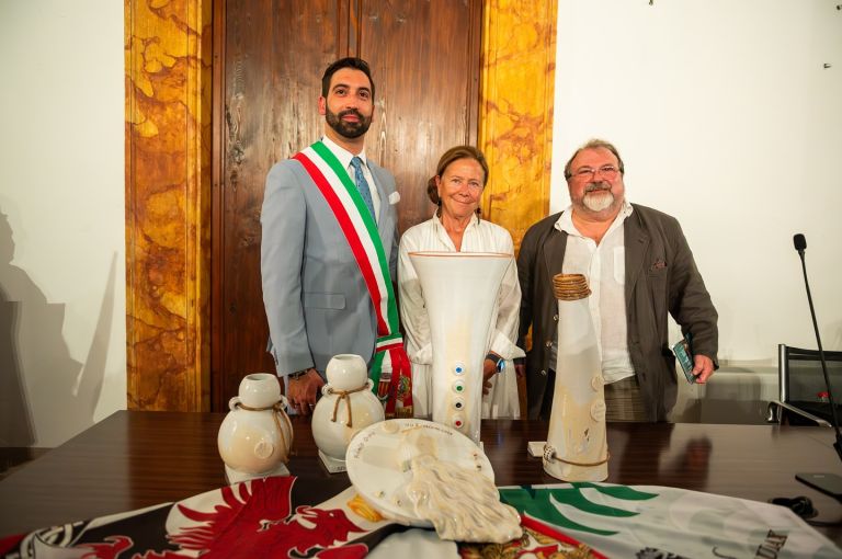 Festa del Barbarossa: applausi per le Brocche del Giubileo firmate da Suor Elena Manganelli e dall’Associazione Arte dei Vasai della Nobile Contrada del Nicchio
