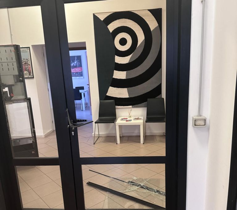 Furto nella notte nella sede di Controradio: indagano i carabinieri
