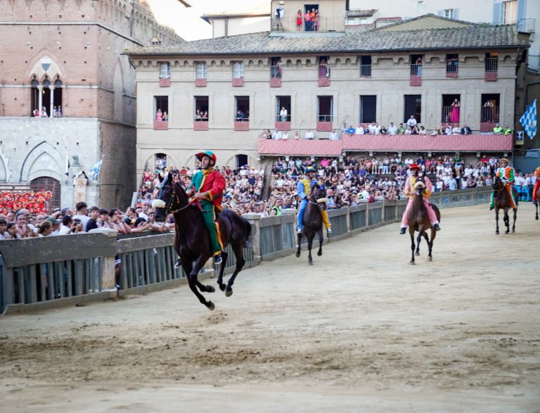 Palio 2 luglio, il Drago vince la prima prova