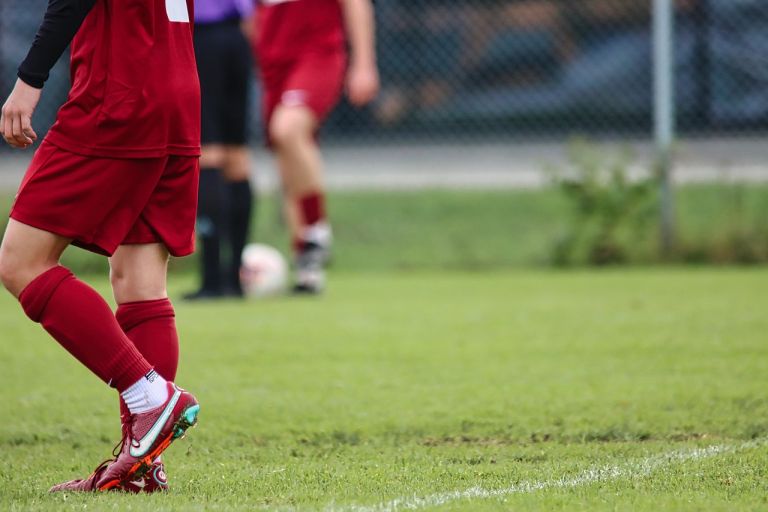Arezzo, genitore aggredisce arbitro a torneo giovanile: l’uomo fermato dalle forze dell’ordine