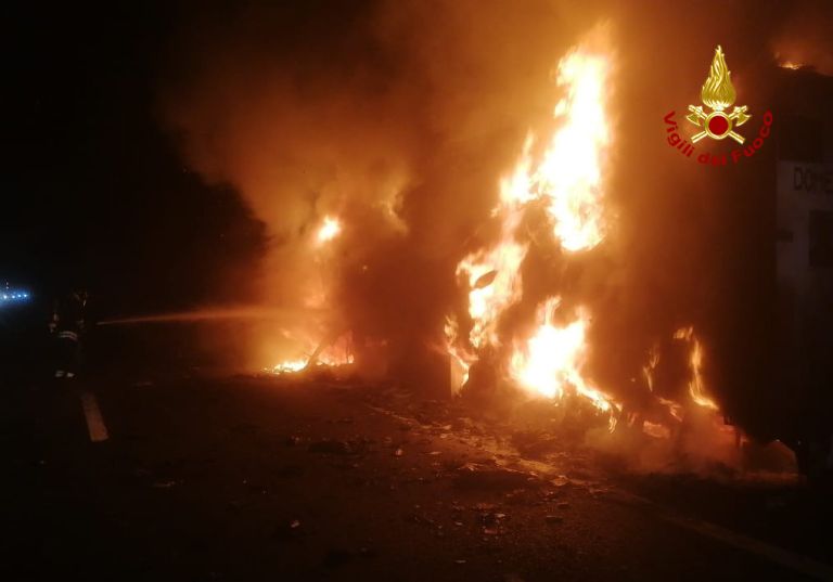 Incidente tra mezzi pesanti sull’A1: morto un camionista di 53 anni