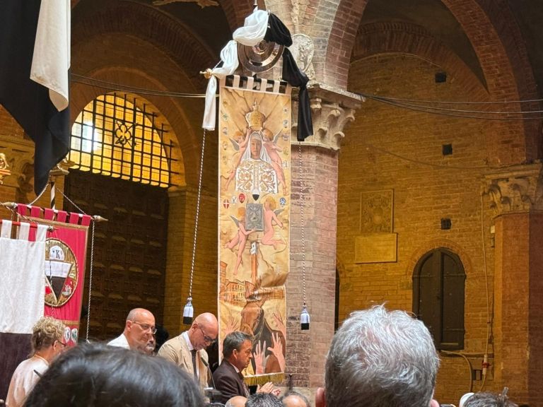 Palio, il drappellone di Riccardo Manganelli celebra Siena e la sua Festa