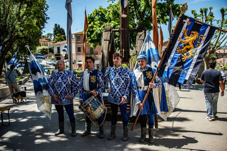 I nuovi costumi dei Canneti omaggiano Sano di Pietro e la Collegiata di San Quirico d’Orcia