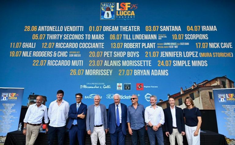 Lucca Summer Festival al via, si accendono le luci sul palco di piazza Napoleone