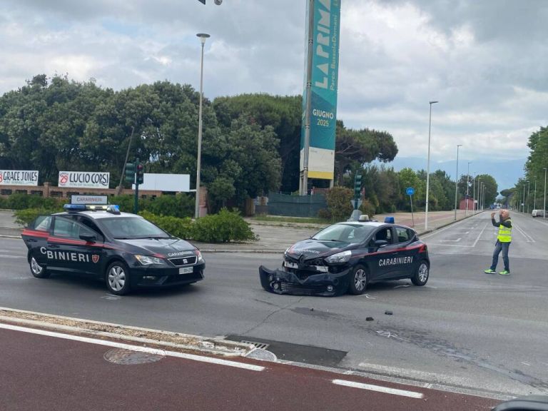 Non si ferma all’alt dei carabinieri, centra una volante e cade: motociclista in grave condizioni