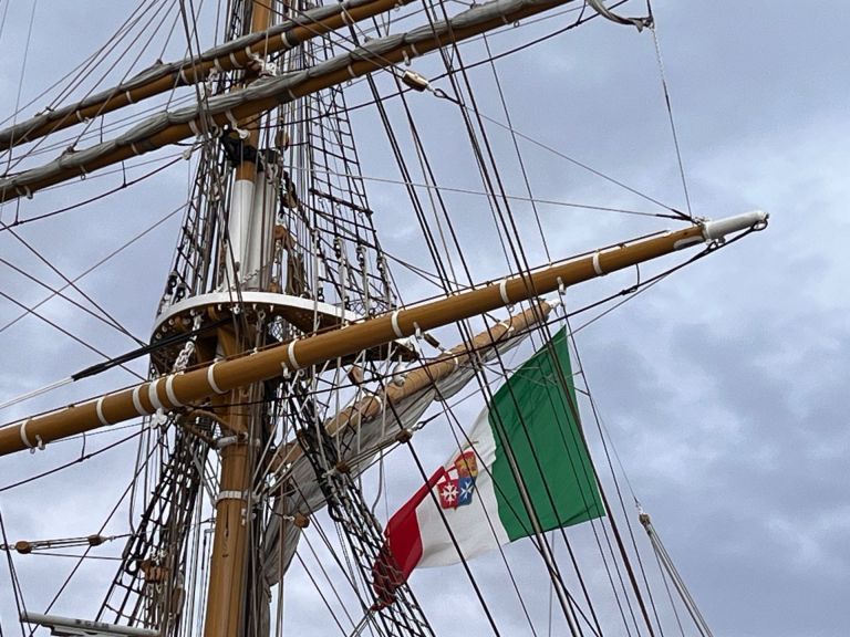 Il Vespucci in porto a Livorno. Tutti a bordo della nave più bella del mondo