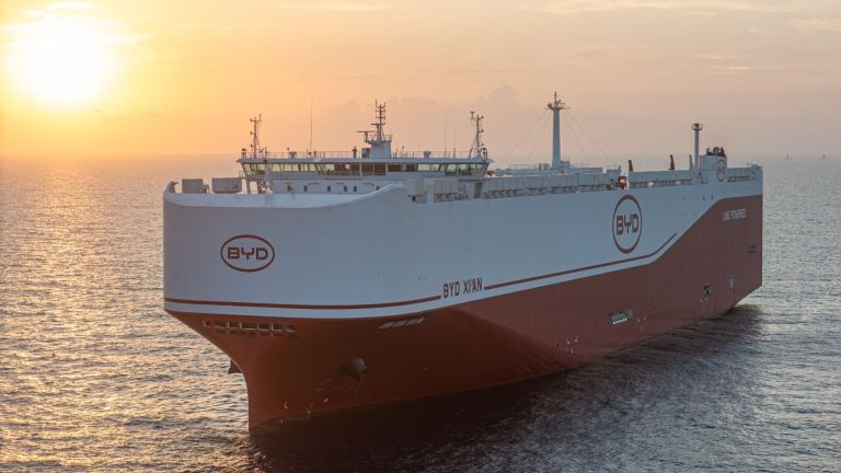 Auto elettriche, sbarco record a Livorno. Attraccata nave cargo più grande al mondo