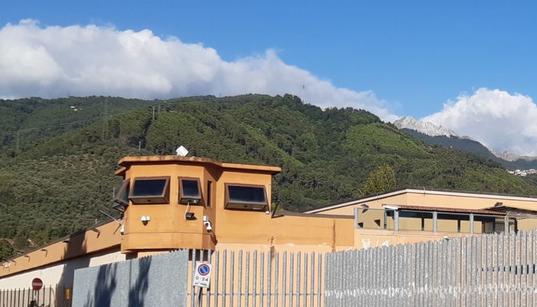 Altro suicidio in carcere, morto 26enne a Massa. Uilpa: “Situazione ormai fuori controllo”