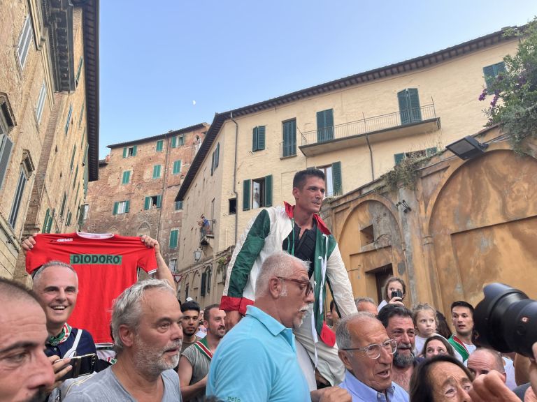 La Contrada dell’Oca vince il Palio di Siena. Giovanni Atzeni detto Tittia domina in piazza
