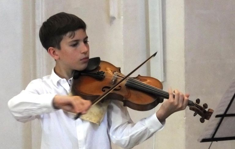16 anni e un curriculum da star. Leone Pini solista dell’Orchestra da Camera Fiorentina