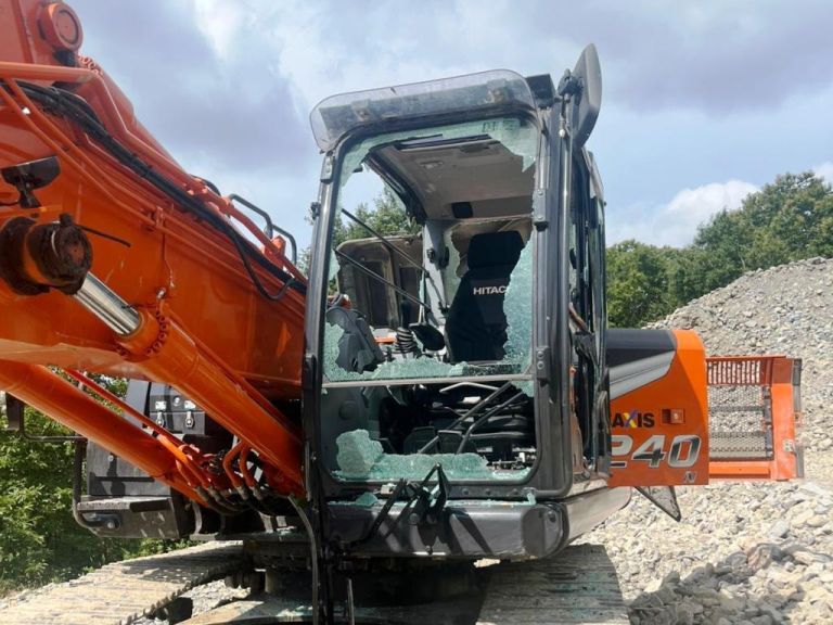 Mugello, incappucciati entrano nel parco eolico: minacciati dipendenti e danneggiati mezzi da lavoro