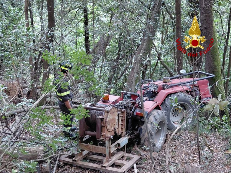 Si ribalta con il trattore e muore: scomparso 75enne a Massarosa
