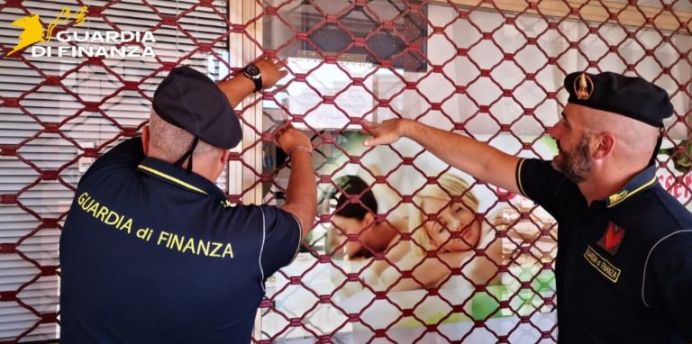 Prostituzione e immigrazione clandestina nascosti dietro un centro massaggi