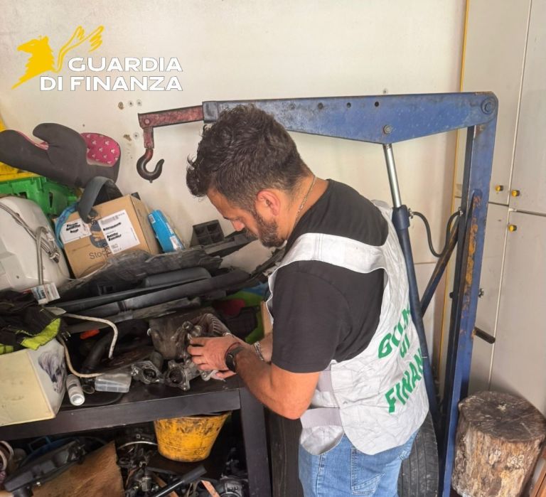 Blitz della Guardia di Finanza. Angolo di campagna ridotto a cimitero di ferraglia. Tre denunciati