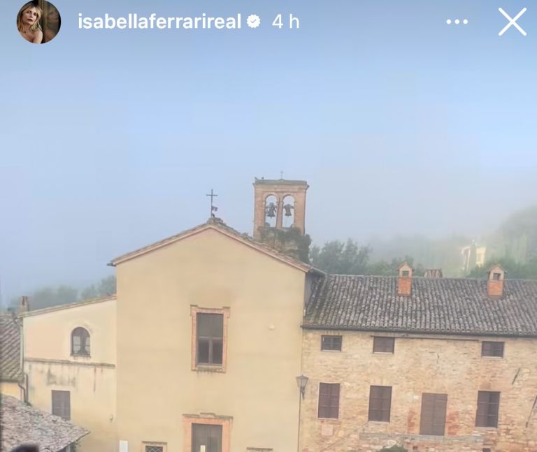 Un buongiorno dalla vasca di Bagno Vignoni per l’attrice Isabella Ferrari