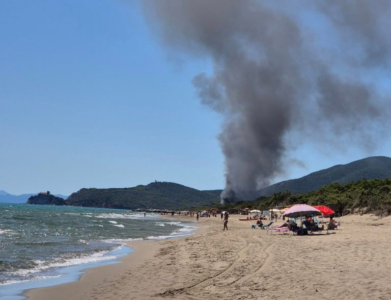 Brucia il grossetano, incendi a Cinigiano e Castiglione della Pescaia. Seicento persone evacuate