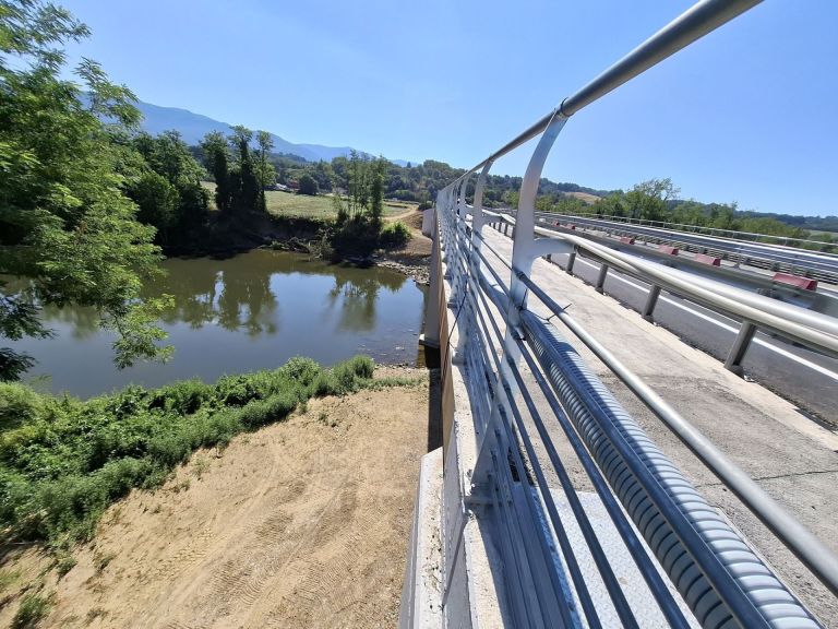 Pian dell’Isola ha un ponte tutto nuovo e più alto di 4 metri. Inaugurazione questa mattina