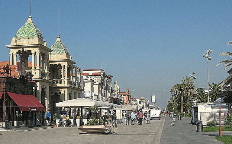 Viareggio chiede sicurezza: sulla Passeggiata arriva la polizia a cavallo