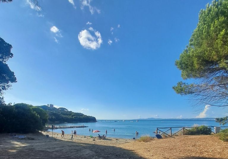 Ferri pericolanti, chiusa ai bagnanti Cala del Barbiere