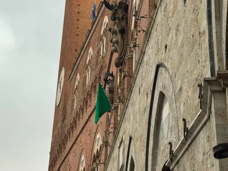 Maltempo su piazza del Campo. Annullata la terza prova del Palio a Siena