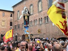 Il Valdimontone con Anda e Bola e il fantino Gingillo vince il Palio dell’Assunta